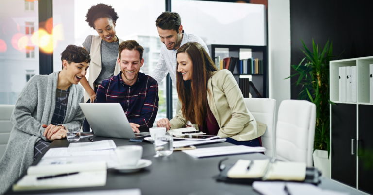 Personas comunicándose de manera efectiva en una reunión