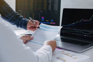 profesional revisando cálculos del valor del dinero en el tiempo