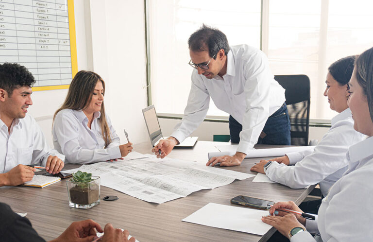 ingenieros en alta dirección tomando decisiones estratégicas