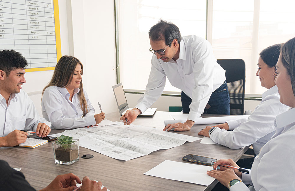 ingenieros en alta dirección tomando decisiones estratégicas