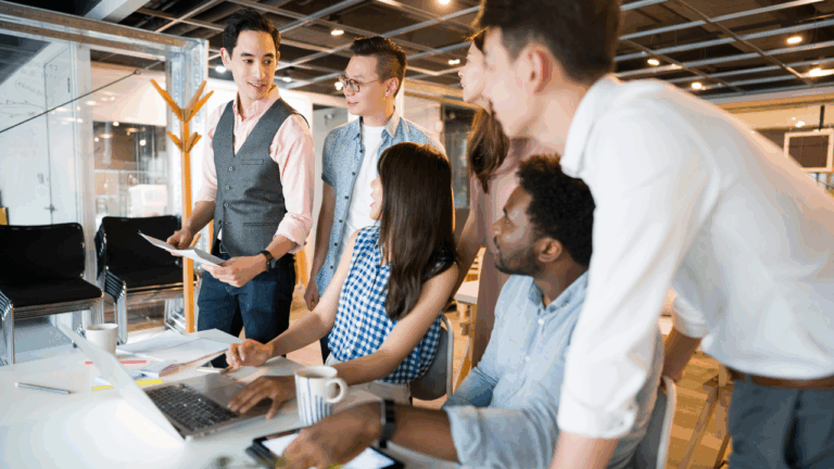 ingenieros latinoamericanos en Europa realizando prácticas en empresas