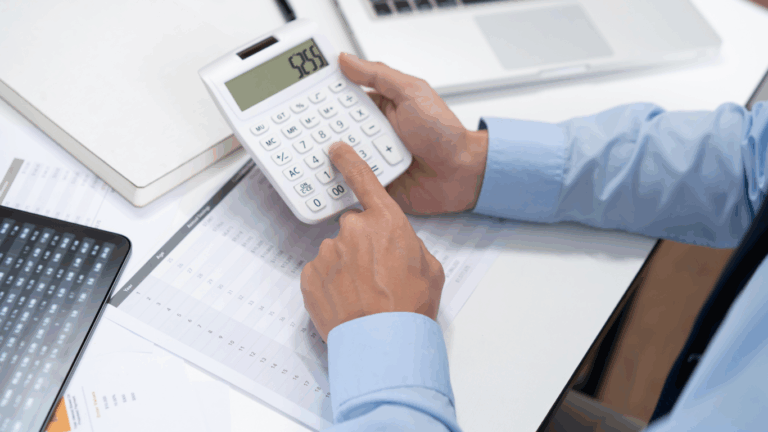 Ingeniero calculando costos de proyecto técnico con planillas y gráficos